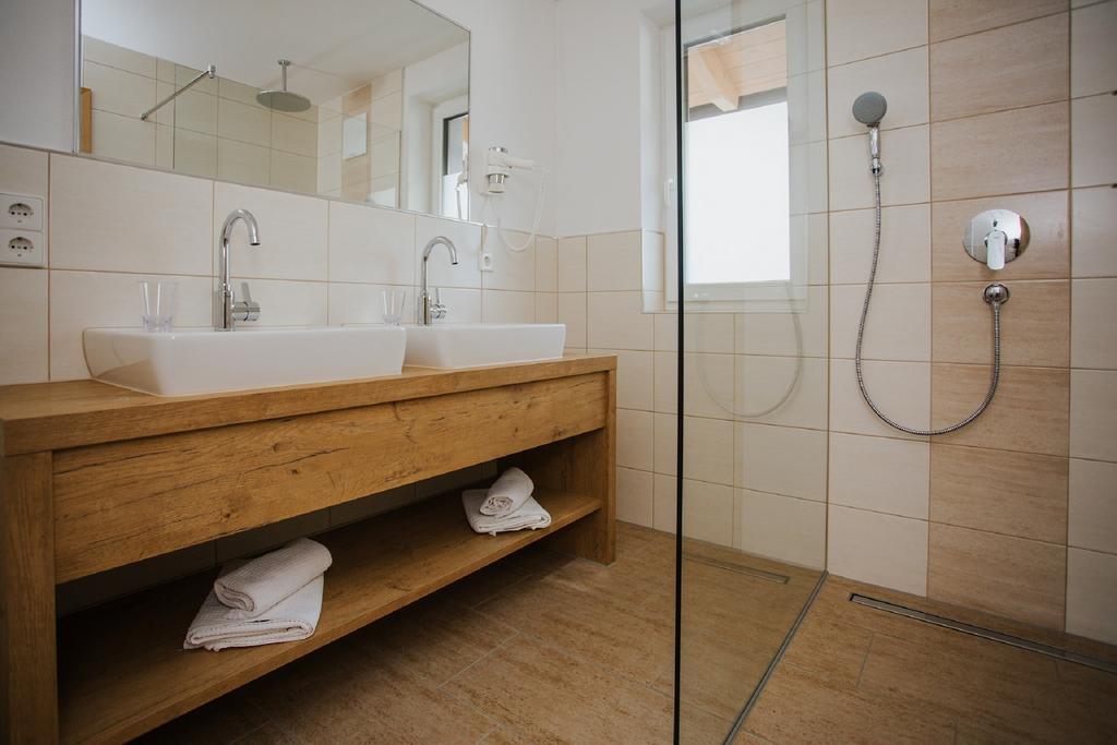 Apartmenthaus Strasswirt De Luxe Tröpolach Exteriör bild